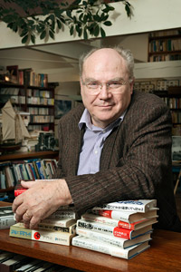 Karel van Wolferen with his books